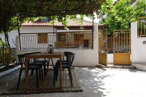 Outdoor dining - Apartment 'Villa Philia with Patio' with Mountain View, Wi-Fi and Air Conditioning (Litochoro)