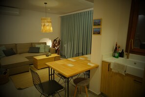 Interior - Apartment 'Villa Philia with Patio' with Mountain View, Wi-Fi and Air Conditioning (Litochoro)