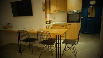 Refrigerador, horno, parrilla de estufa y cafetera y tetera