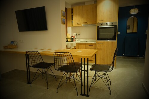 Apartment „Villa Philia mit Patio“, Bergblick, WLAN & Klimaanlage