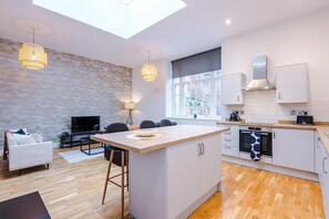 Fridge, microwave, oven, stovetop - Boutique Central York Apartments Sleep 12 (York)