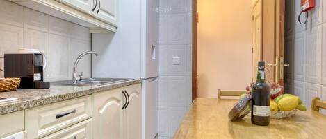 冷蔵庫、電子レンジ、オーブン、コンロ