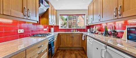 ثلاجة، ميكروويف، فرن، موقد طهي مسطح