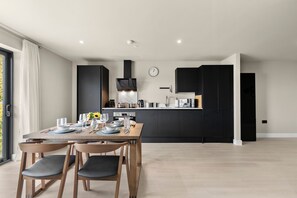 Fridge, microwave, oven, stovetop - Luxury NEC and Birmingham Airport&nbsp;Apartment (Birmingham)