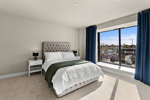 Iron/ironing board, Internet, bed sheets - Luxury NEC and Birmingham Airport&nbsp;Apartment (Birmingham)
