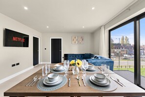 Dining - Luxury NEC and Birmingham Airport&nbsp;Apartment (Birmingham)