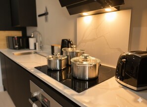 Geladeira, micro-ondas, fogão, cooktop