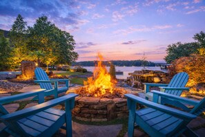 Property grounds - Oasis @ Bayshore - Lakefront Luxury 6BR w Stunning Views, Private Pool, Hot Tub (Hot Springs)
