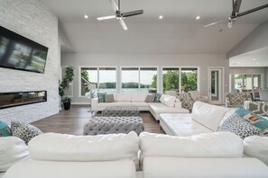 Smart TV, fireplace - Oasis @ Bayshore - Lakefront Luxury 6BR w Stunning Views, Private Pool, Hot Tub (Hot Springs)