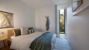 Iron/ironing board, travel cot, Internet, bed sheets - Gabion Hill - beautifully designed and deeply connected to the land (Glenlyon)