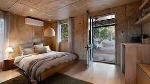 Tabla de planchar con plancha, cuna de viaje, Internet y ropa de cama