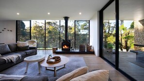 Una Smart TV, una chimenea, un reproductor estéreo