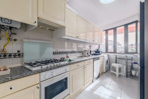 Fridge, microwave, oven, stovetop - Apartment 'Casa De Stefan' with Balcony (Cascais)