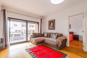 TV - Apartment 'Casa De Stefan' with Balcony (Cascais)