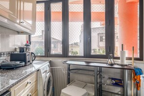 Fridge, microwave, oven, stovetop - Apartment 'Casa De Stefan' with Balcony (Cascais)