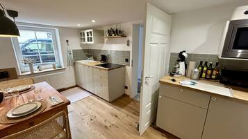 Kühlschrank, Mikrowelle, Herdplatte, Geschirrspüler
