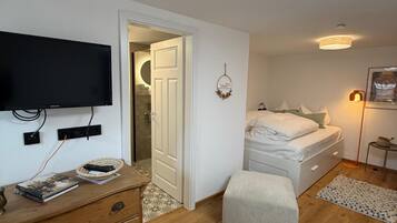 Un bressol de viatge, wifi i roba de llit