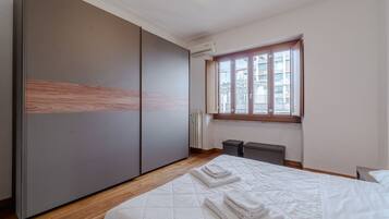 2 Schlafzimmer, Bügeleisen/Bügelbrett