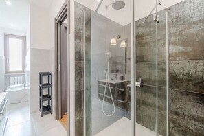 Douche, bidet, serviettes fournies