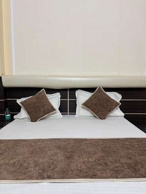 Habitación doble Deluxe, vista a la ciudad | Espacio para trabajar con laptop y wifi gratis