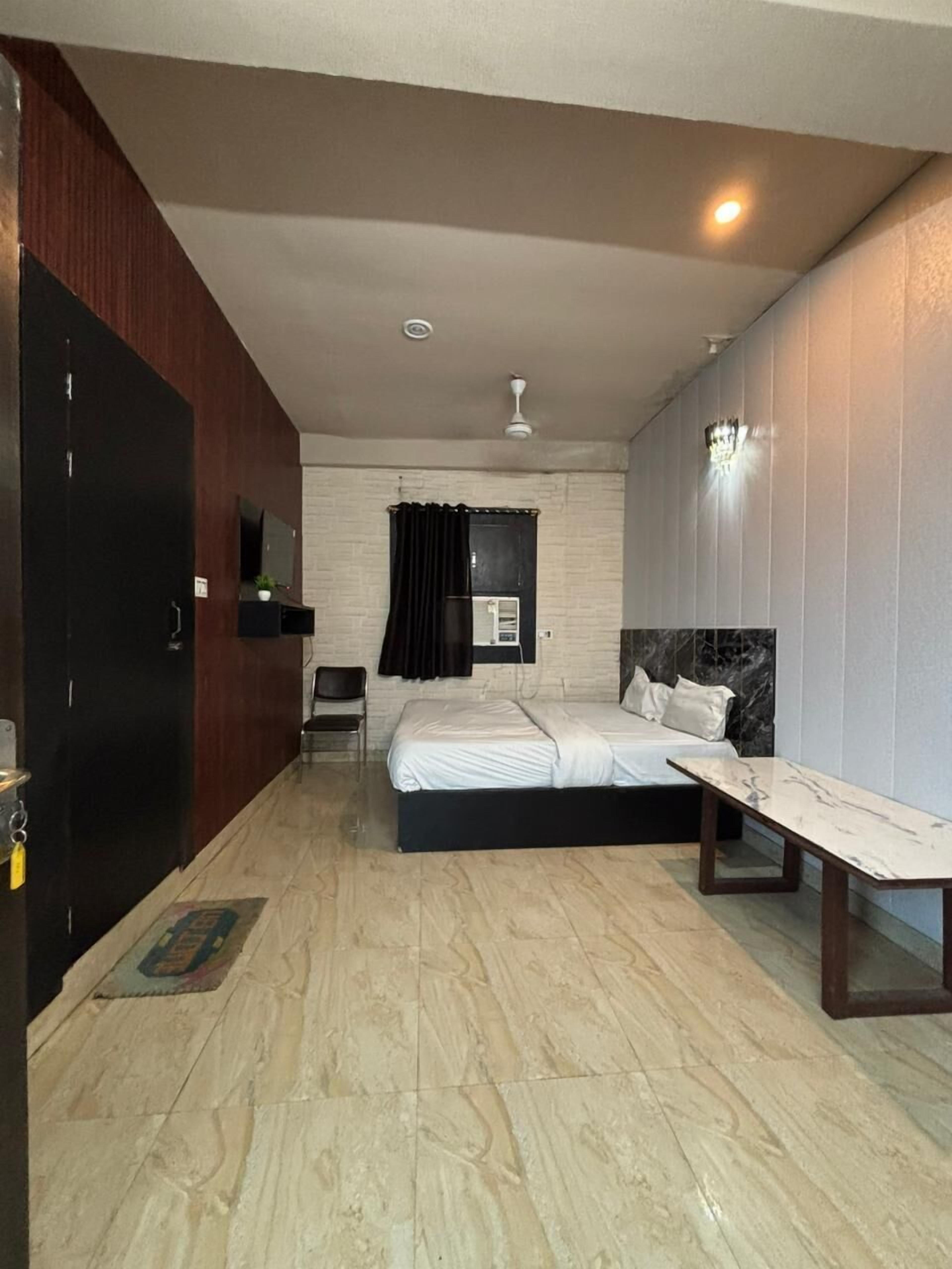 Deluxe Double Room, City View | Laptop workspace, free WiFi