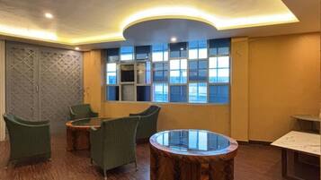 Espacio para trabajar con laptop y wifi gratis