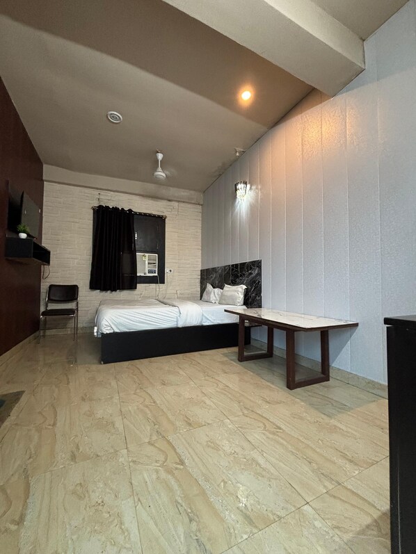 Habitación doble Deluxe, vista a la ciudad | Espacio para trabajar con laptop y wifi gratis