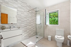 Een douche, een haardroger, handdoeken