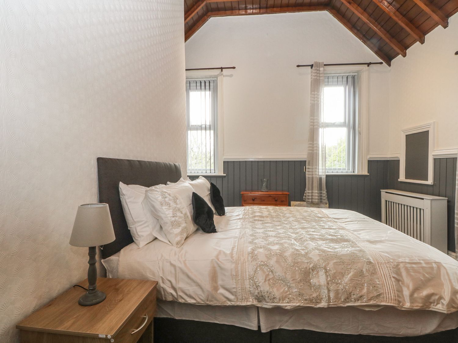 7 bedrooms, individually decorated, individually furnished, free WiFi