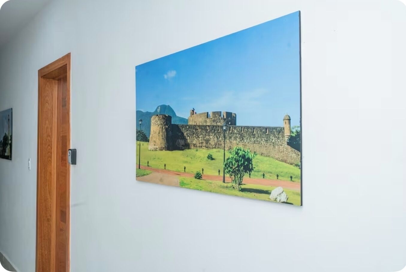 Un couloir orné d’un grand tableau représentant un château.
