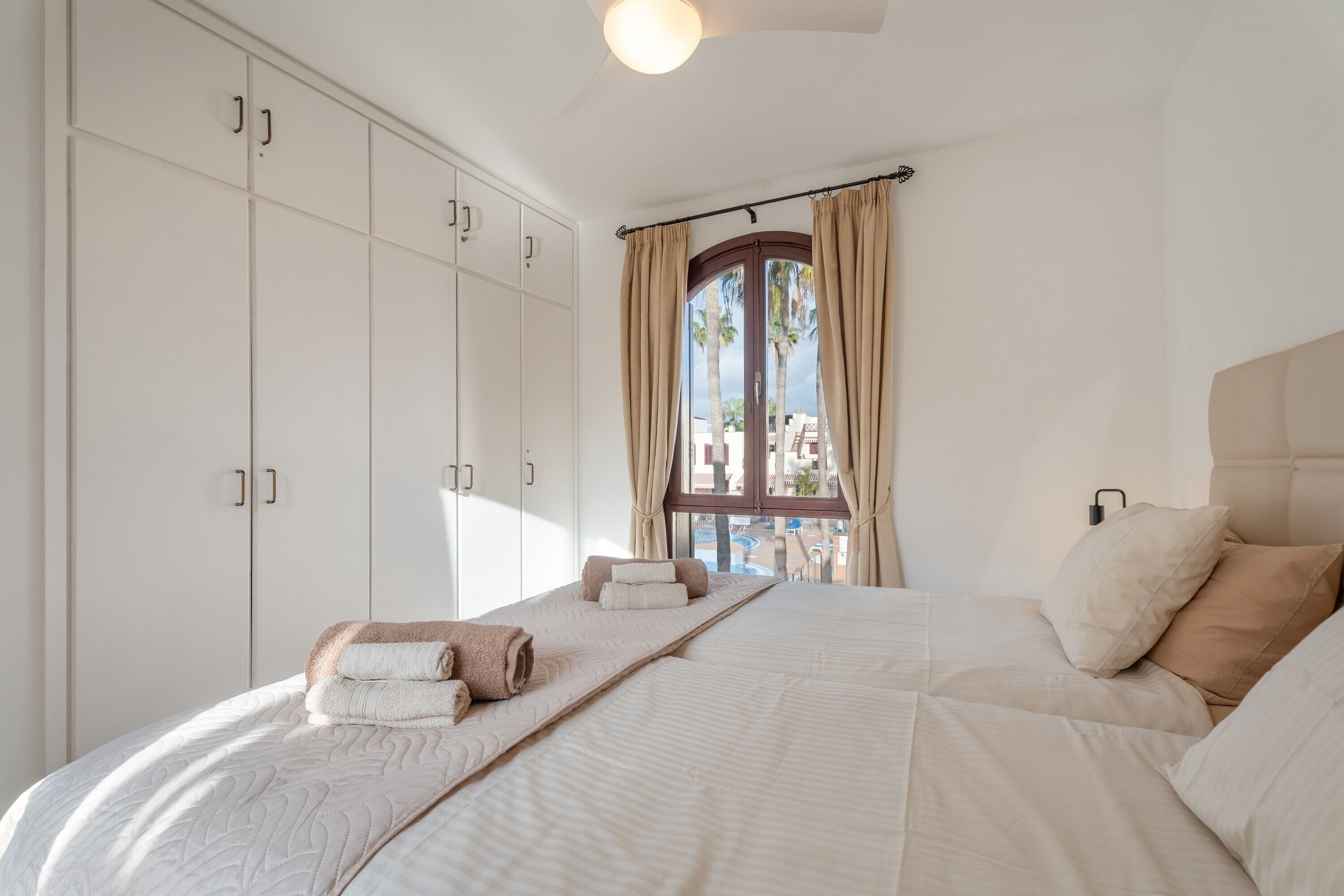 Tabla de planchar con plancha, wifi, ropa de cama