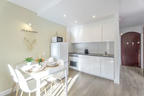 Frigorífic, microones, forn i placa de cuina