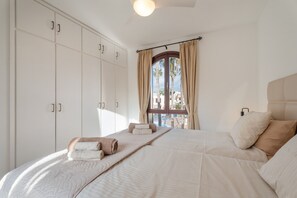 Tabla de planchar con plancha, wifi, ropa de cama