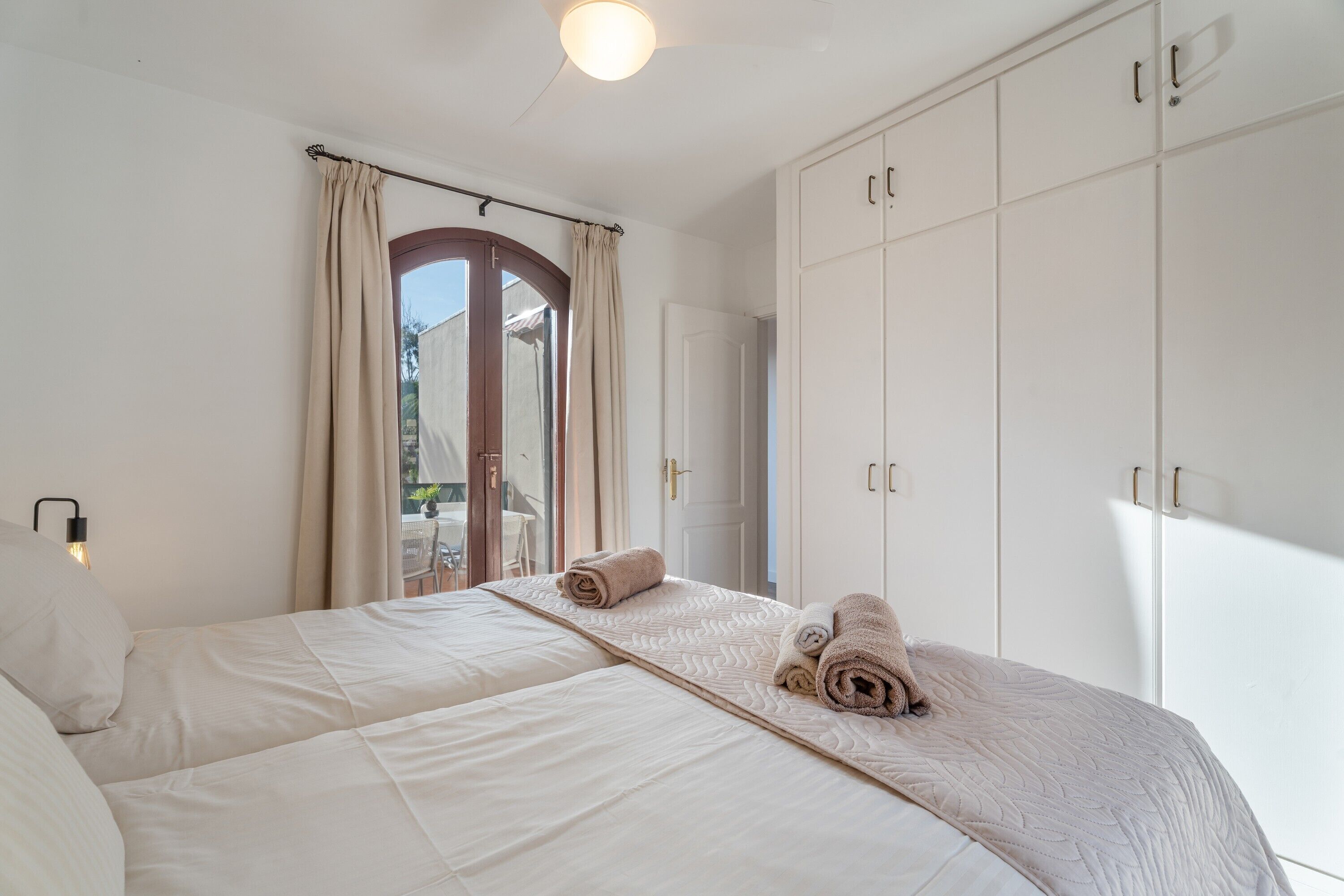 Planxa i posts de planxar, wifi i roba de llit 