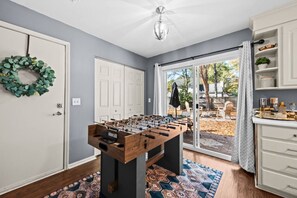 Game room - The Laurel Oak House (Charleston)