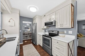 冷蔵庫、電子レンジ、オーブン、コンロ