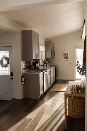 Fridge, microwave, oven, stovetop - The Rock Lodge, At Mary Lake (+ Hot Tub) (Huntsville)
