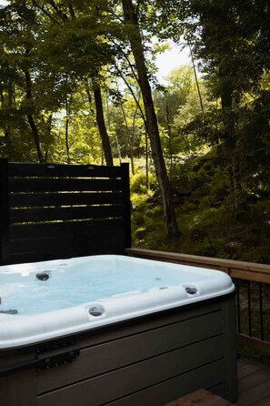 Outdoor spa tub - The Rock Lodge, At Mary Lake (+ Hot Tub) (Huntsville)