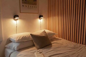 Iron/ironing board, WiFi, bed sheets - The Rock Lodge, At Mary Lake (+ Hot Tub) (Huntsville)