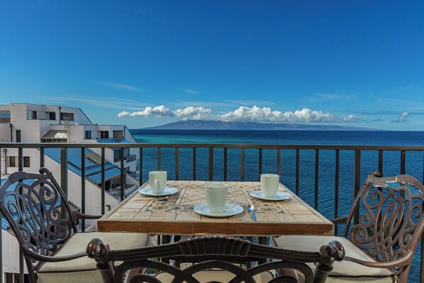 Outdoor dining - Oceanfront corner unit w/ panoramic views in Kahana (Lahaina)