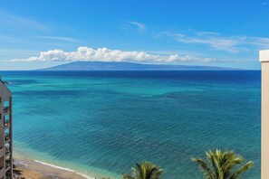 On the beach - Oceanfront corner unit w/ panoramic views in Kahana (Lahaina)