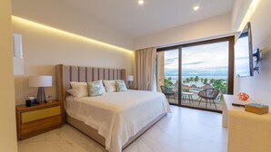 Ein modernes Hotelzimmer mit einem großen Bett, einem Nachttisch, einem Schreibtisch und einem Balkon mit Blick.