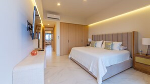 Ein modernes Schlafzimmer mit einem großen Bett, Nachttischen, einem Spiegel und einem Kleiderschrank.