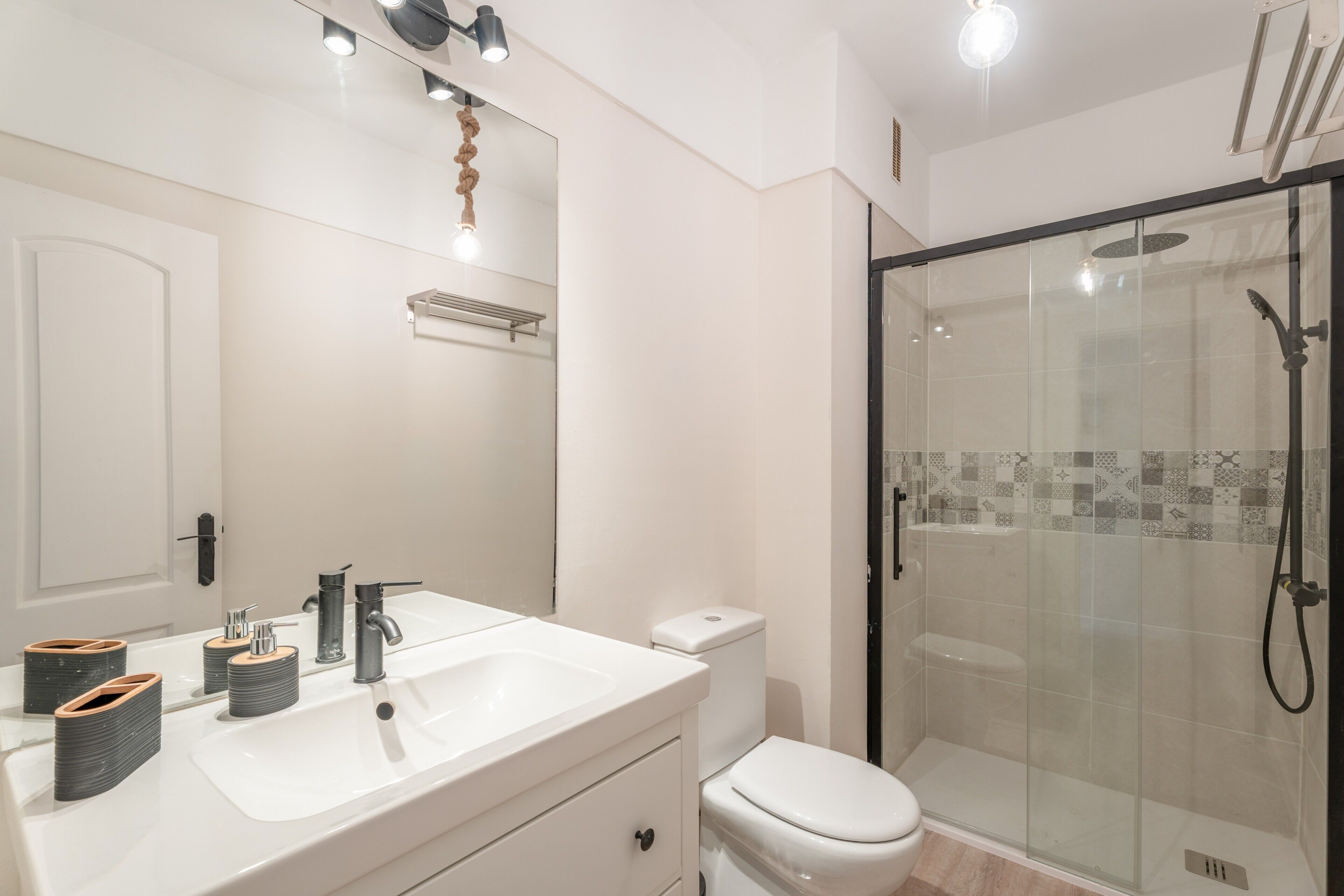 Een douche, een haardroger, handdoeken