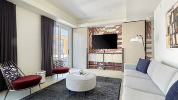 Ático, balcón, vistas a la ciudad | Zona de estar