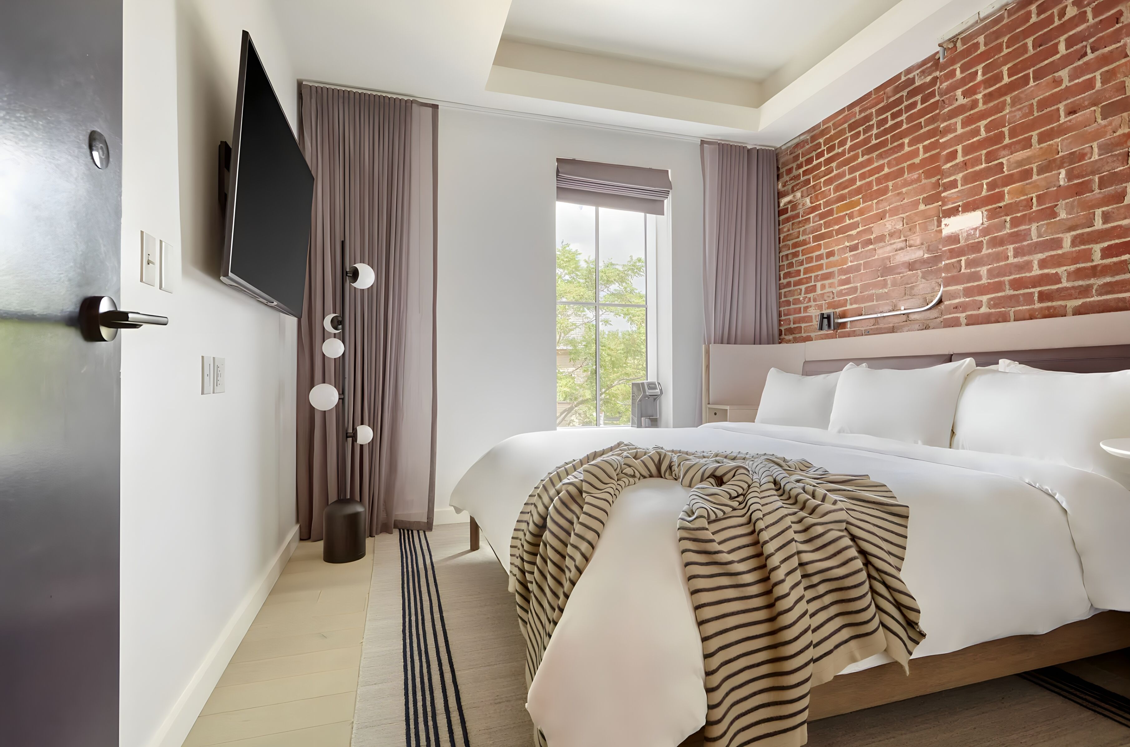 Basic Room, 1 King Bed