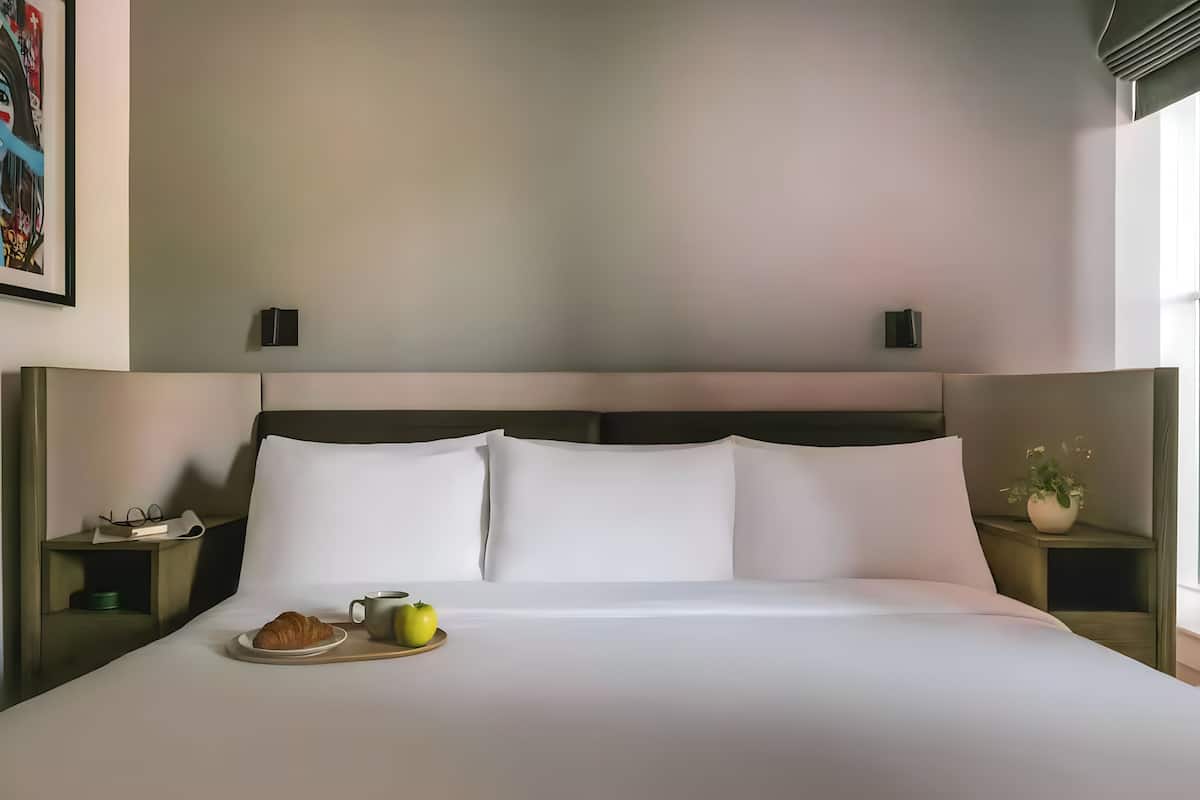 Traditional Room, 1 King Bed | In-room safe, blackout drapes, iron/ironing board, free WiFi