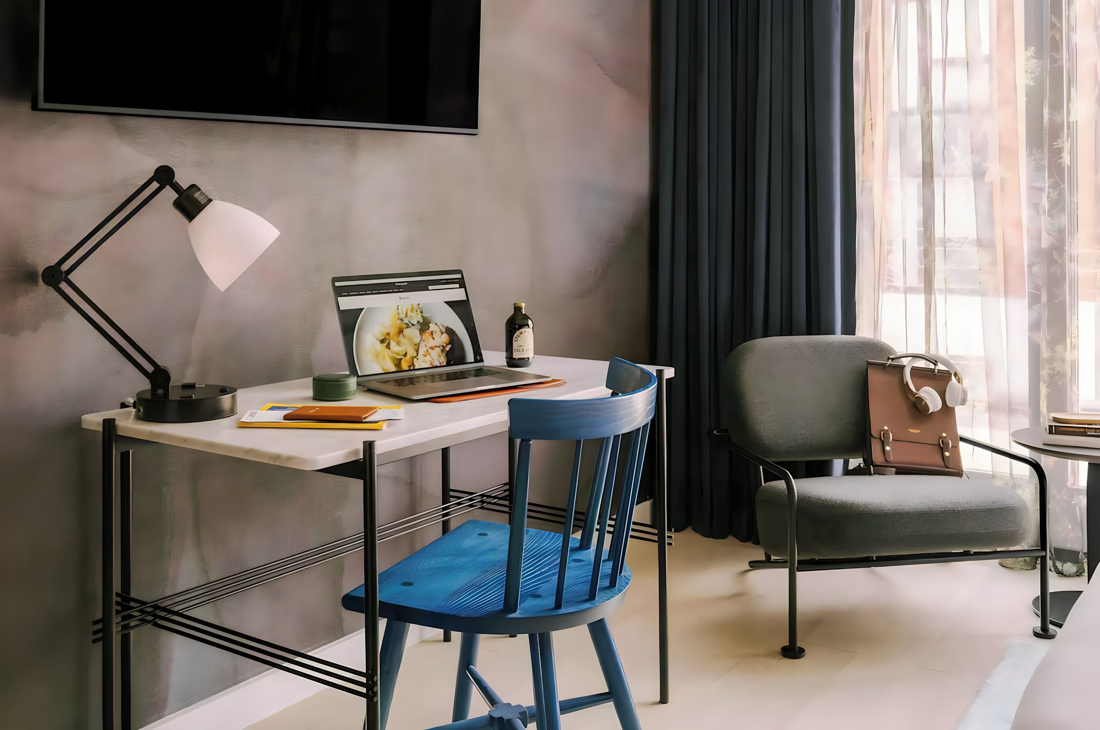 Une chambre moderne équipée d’un bureau, d’une chaise et d’un téléviseur fixé au mur.