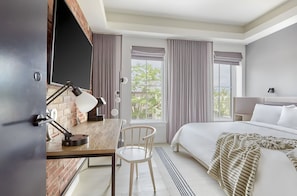 In-room safe, blackout drapes, iron/ironing board, free WiFi - Lark Hotels 907 Main (Cambridge)