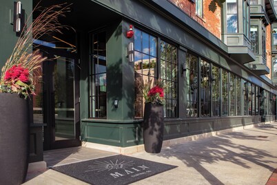 Lark Hotels 907 Main